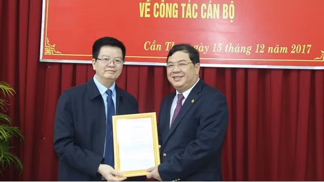 范嘉足同志（右）担任越共中央内政部副部长。