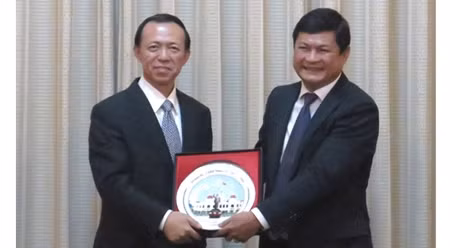 黄革命同志（右）向王书坚同志赠送礼物。（图片来源：胡志明市网站）