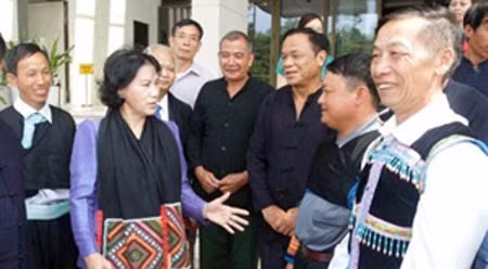 越南国会副主席阮氏金银会见山罗省少数民族代表人士。（图片来源：越通社）