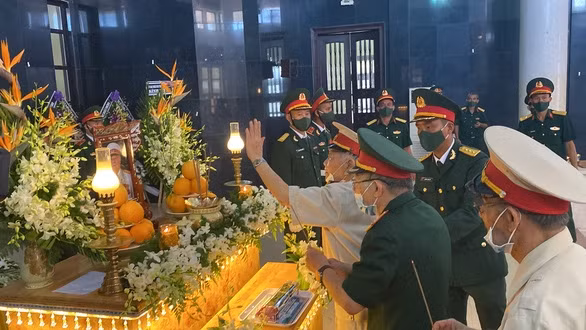 各位代表前来送别人民武装力量英雄萨兰提蒂斯-阮文立。（图片来源：tuoitre.vn）