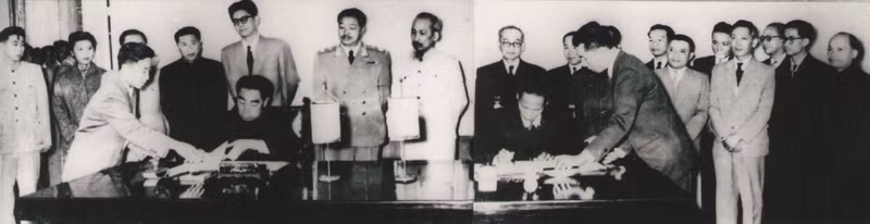 胡主席于1956年11月22日出席范文同总理与周恩来总理签署《越南中国联合声明》的仪式。 (Photo: 图片来源：越通社)
