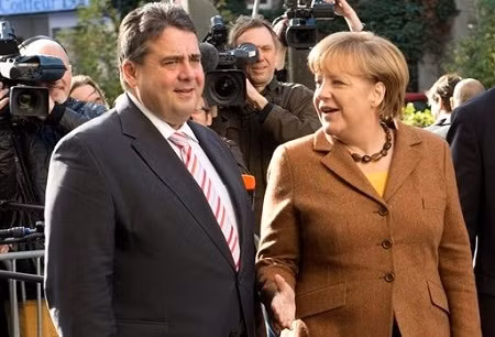 德国社民党主席加布里尔（左）宣布社民党表决同意同联盟党联合组阁。