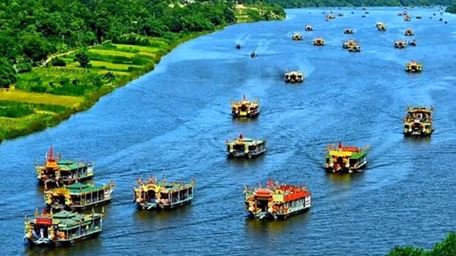 越承天顺化省惠南殿庙会吸引数百艘船乘载来自全国各省市的成千上万名游客前来参加。