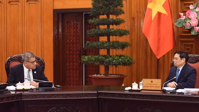 范明正总理会见《联合国气候变化框架公约》第26次缔约方大会主席阿洛克•夏尔马。（陈海 摄）