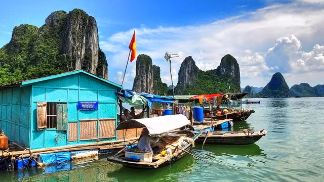 广宁省下龙市下龙湾万门渔村的美景。