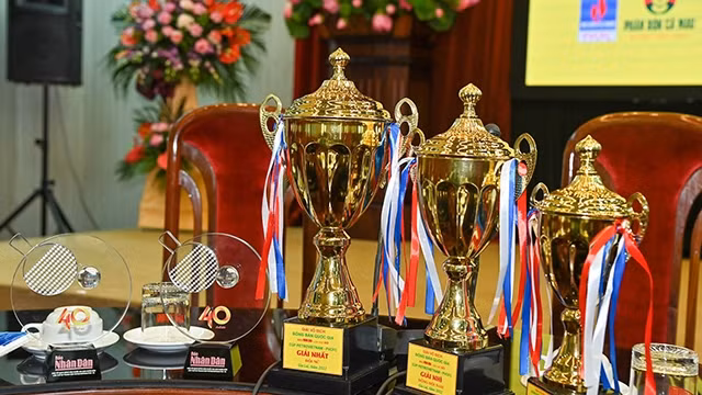 第40届《人民报》全国乒乓球锦标赛奖杯、纪念章。