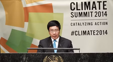 越南政府副总理兼外交部长范平明在会上做发言。（图片来源：《民智网》）