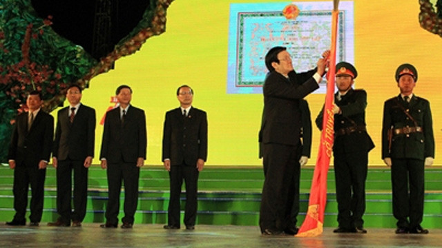张晋创主席向大叻市干部和人民授予党和国家的三级独立勋章。