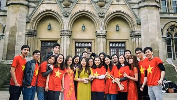 在英国的越南学生。（图片来源：越通社）