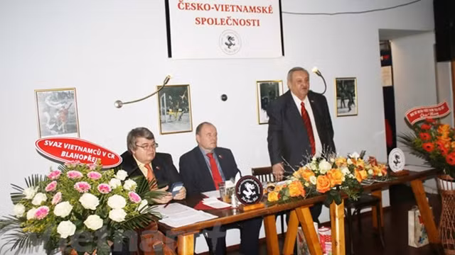 捷越友好协会名誉主席Marcel Winter发表讲话。（图片来源：越通社）