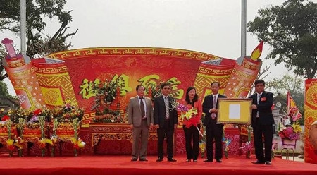 雒龙君始祖浮雕像国宝证书授证仪式。（图片来源：人民报网）