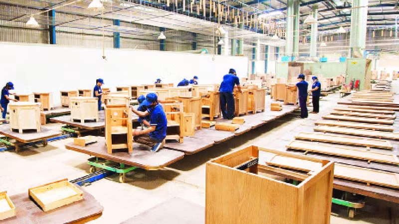 橡胶进出口和工业股份公司工人生产木制品。