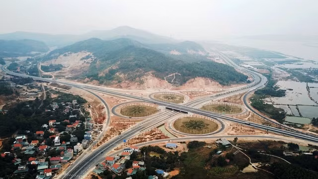 下龙下-云屯镇高速公路与下龙市-海防市高速公路的互通立交。