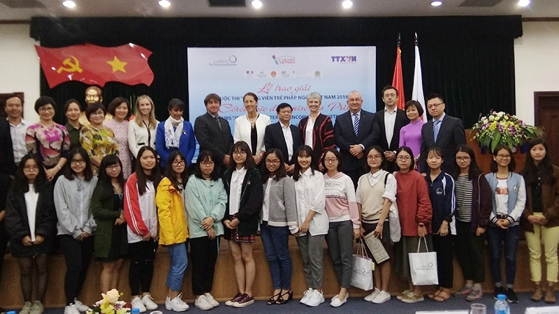 参赛年经记者和各位代表。（图片来源：人民报网）