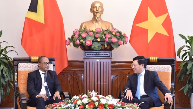 越南政府副总理兼外交部长范平明会见东帝汶外交与合作部部长迪欧尼西奥•巴博•苏亚雷斯。