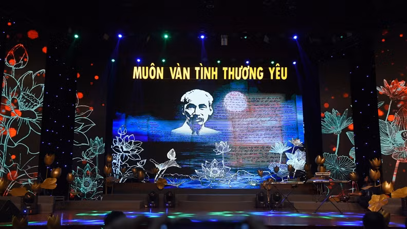 在河内举行的大爱无边艺术活动。（图片来源：VOV）