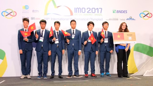 参加2017年第58届国际数学奥林匹克竞赛的越南学生队。（图片来源：民智报）