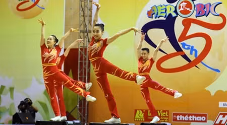 越南健美操运动员在比赛中。