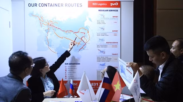 俄罗斯铁路公司代表与越南企业代表就俄罗斯-越南铁路联运班列进行讨论。（图片来源：越通社）