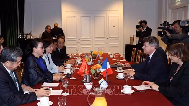 国会主席阮氏金银会见法国共产党全国书记法比安·鲁塞尔。