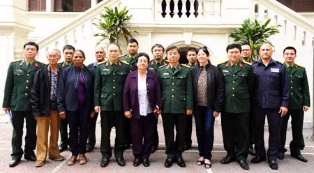 古巴烈士家属代表团探访越南人民军队报。（图片来源：越南人民军队报）