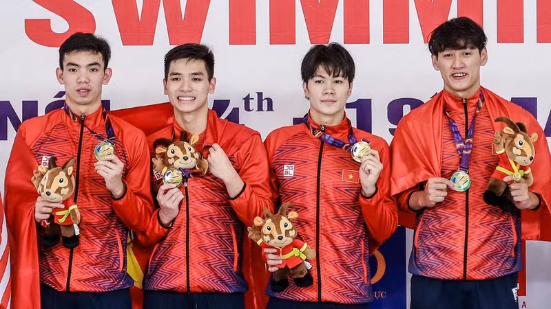 国家游泳队运动员。