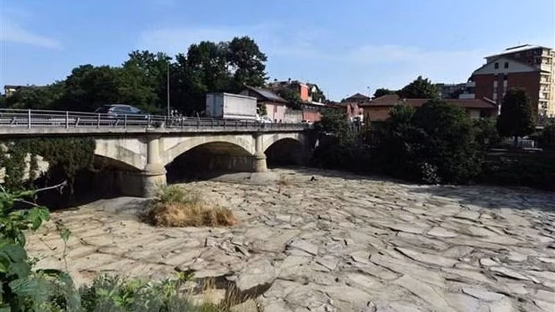 意大利都灵的河床因干旱而干涸的。 （图片来源：新华社/越通社）
