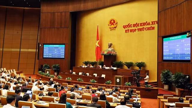 越南第十四届国会第九次会议通过批准加入ILO第105号公约的决议。