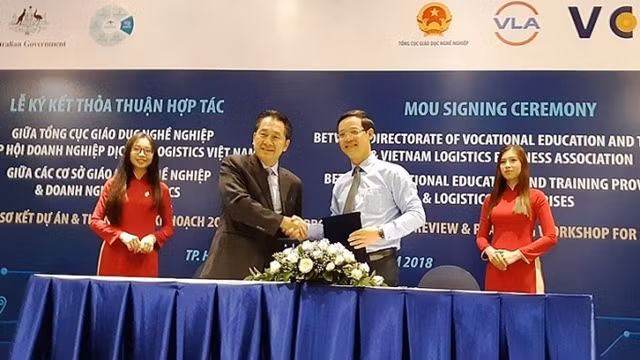 越澳开发物流企业人力资源培训的合作协议签字仪式。