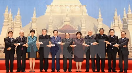 东盟各国财长和东盟秘书长合影留念。 （图片来源：越通社）