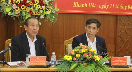 张和平副总理在会上发表讲话。