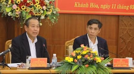 张和平副总理在会上发表讲话。