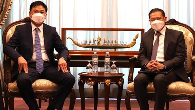 越南外交部副部长范光校与泰国外交部代常务秘书萨伦·恰伦苏万。（图片来源：越通社）