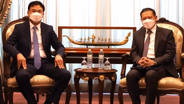 越南外交部副部长范光校与泰国外交部代常务秘书萨伦·恰伦苏万。（图片来源：越通社）