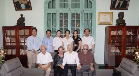  阮富仲总书记与已故越共中央总书记黎笋家属合影。（图片来源：越通社）