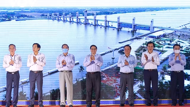 范明正总理出席坚江省盖临-盖比水利项目一期工程落成典礼。（图片来源：越南之声）