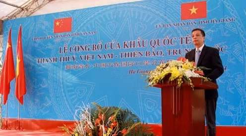 越南外交部副部长邓明魁在仪式上发表讲话。