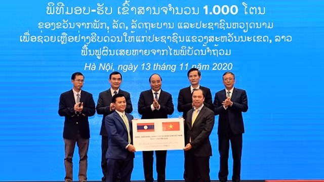 越南向老挝灾民援助1000吨大米。