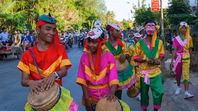  新年期间，高棉青少年化妆为传说人物表演民间乐器和民间游戏。（图片来源：《越南画报》）