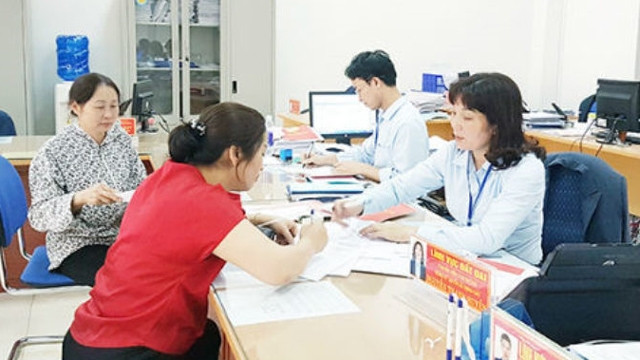 附图：广宁省努力简化行政手续，为人民及企业服务。