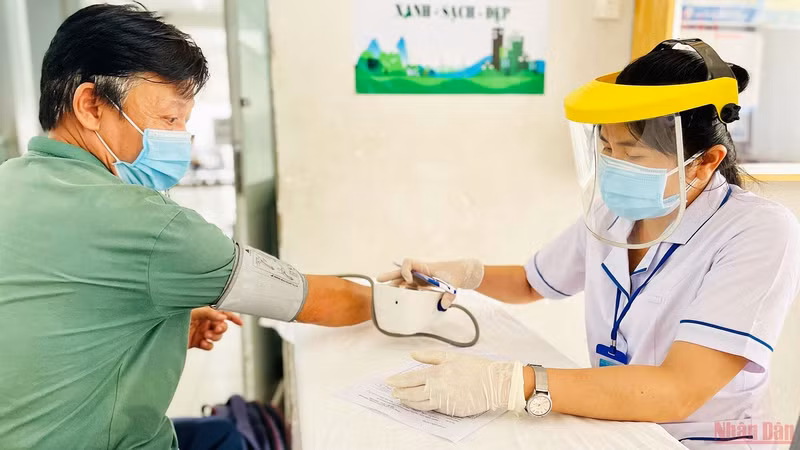 胡志明市平盛郡第25坊接种点在接种前为民众进行健康筛查。