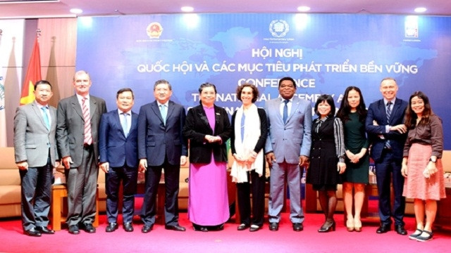 国会常务副主席丛氏放同与会代表合影。