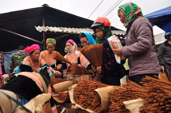 集市气氛热闹非凡。（图片来源：《越南快讯报网》）