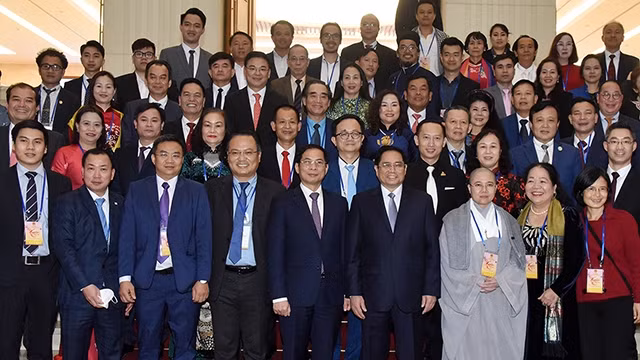 范明正总理与各位代表合影。（图片来源：陈海 摄）