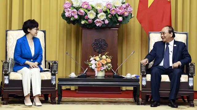 国家主席阮春福会见旅居越南韩国人协会会长张恩淑。