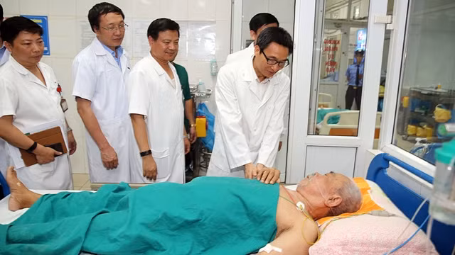 武德儋副总理看望慰问登革热病人。（图片来源：越共电子报）