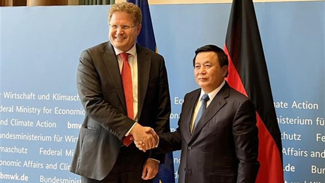 胡志明国家政治学院院长阮春胜和德国经济与气候保护部国务秘书帕特里克·格雷琴。（图片来源：越通社）