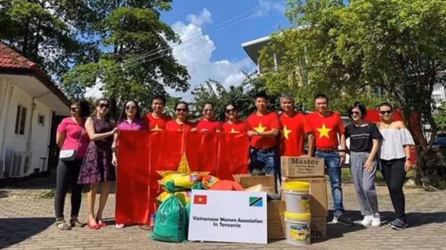 坦桑尼亚越南妇女协会代表团。（图片来源：越通社）