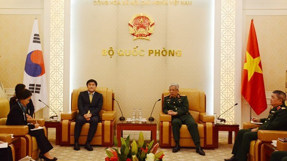 阮志咏上将会见韩国国际合作机构驻越南首席代表金镇奥。（图片来源：人民军报）