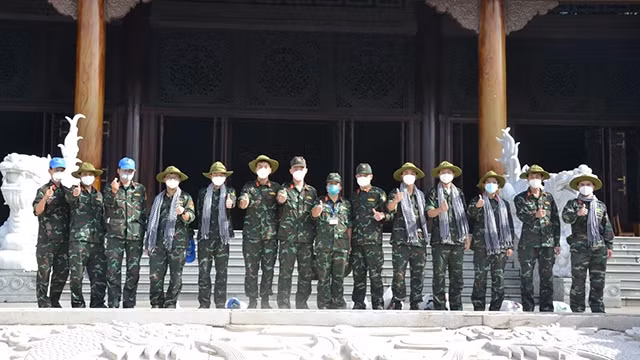 一线力量在西贡-堤岸-嘉定革命传统区合影留念。（图片来源：孟好 摄）